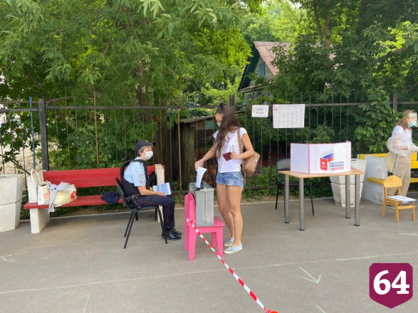 Жители во время голосования поддерживают присвоение Саратову почетного звания 