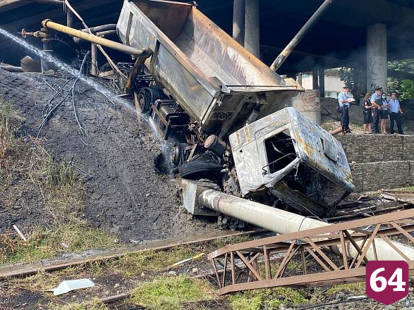 В Саратове после падения грузовика восстановили движение по мосту