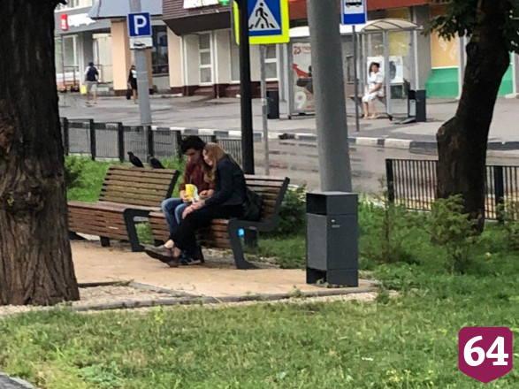 Жители Саратова после дождя вышли гулять без масок