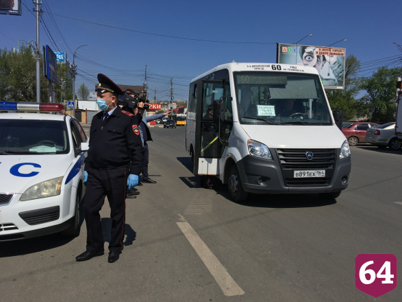 Автоинспекторы Саратова вручали водителям автобусов маски