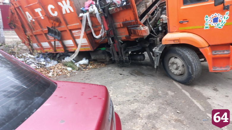 В Саратове грузовик застрял в дорожной яме 