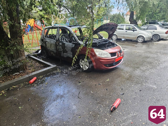 На парковке у детской площадки полыхал автомобиль