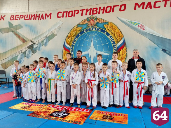 Жители почтили память спасших поселок летчиков