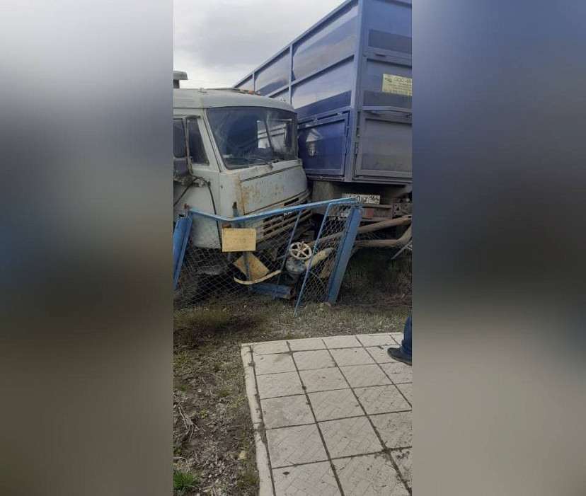 В Саратовской области грузовики при буксировке повредили газопровод