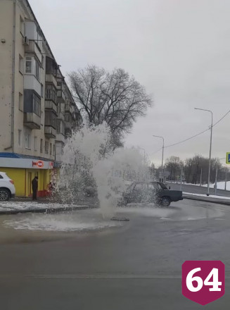 В Саратове на проезжей части забил «фонтан»