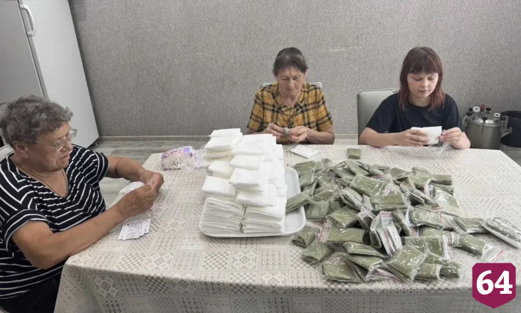 Саратовские волонтеры отправили на фронт хранящие тепло дома подарки