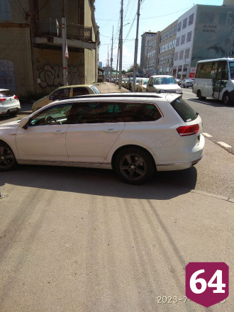 Автохам бросил «Солярис» на тротуаре в центре Саратова