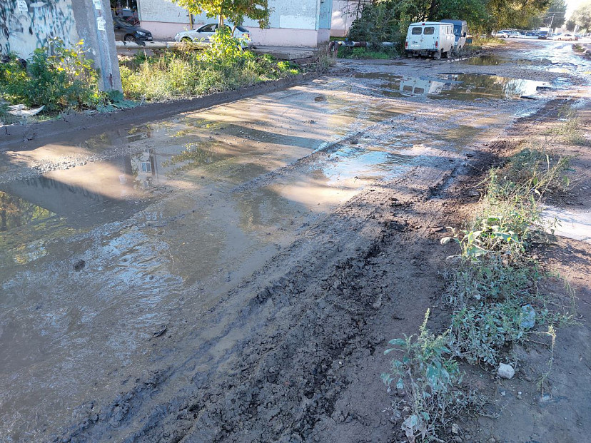 Жители Энгельса не могут пройти к дому из-за грязи от стройки