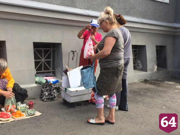 В Саратове овощами и фруктами торгуют без масок 