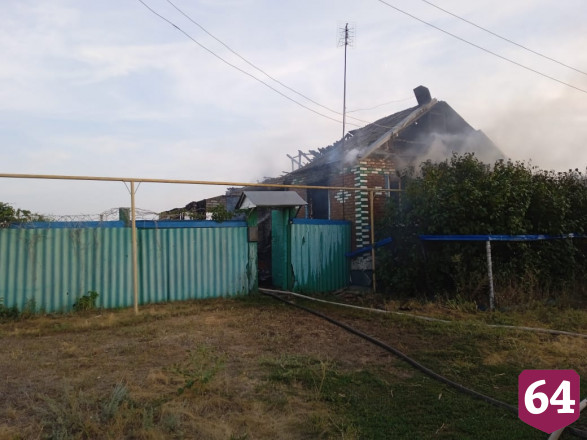 В Саратове горели 2 тонны сена и гараж со свинарником 