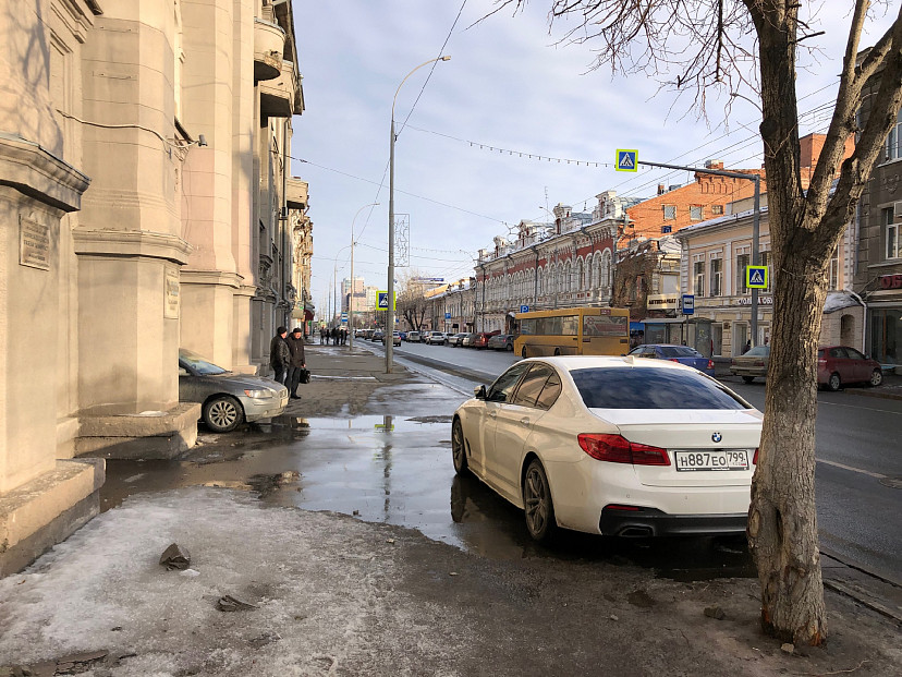 В центре Саратова автохамы массово паркуются на тротуаре