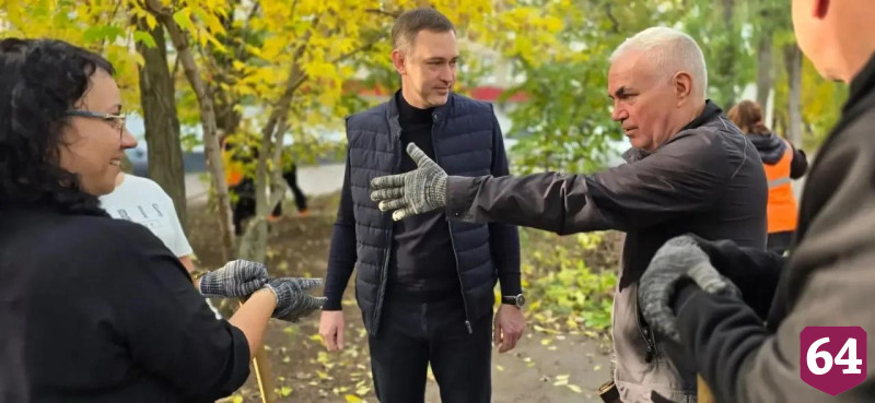 Глава района присоединился к субботнику в Энгельсе