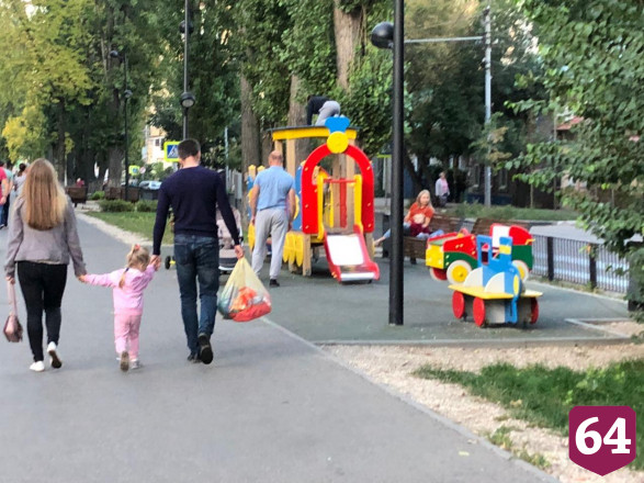 Жители Саратова вышли на вечернюю прогулку без масок