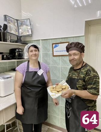 Саратовцев научили печь рогалики с орехами 