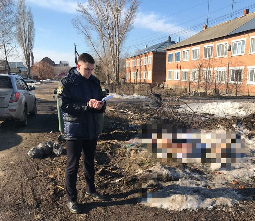 На мусорке нашли труп женщины в одеяле и простынях
