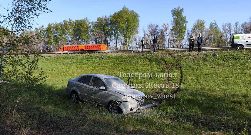В Саратовской области иномарка слетела с трассы в кювет