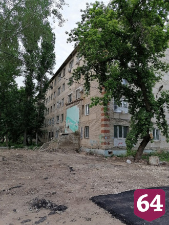 В Энгельсе на руинах снесенного дома играют дети