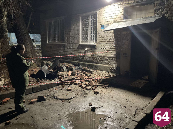 В Саратове обрушились стена и крыша трехэтажки