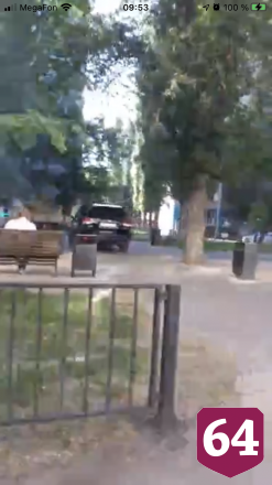 Автохам на внедорожнике занял тротуар в центре Саратова