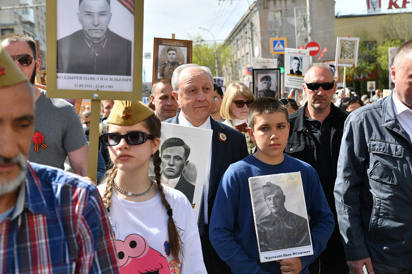 Саратовский губернатор с внуком прошел в колонне «Бессмертного полка» 