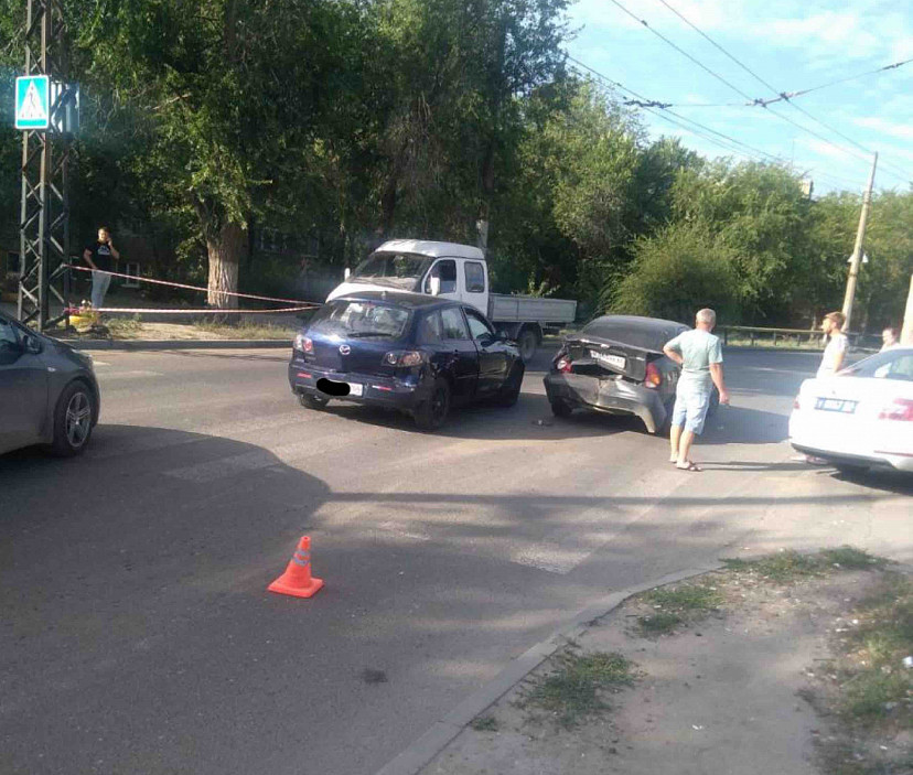 В Саратове при столкновении иномарок пострадал пешеход