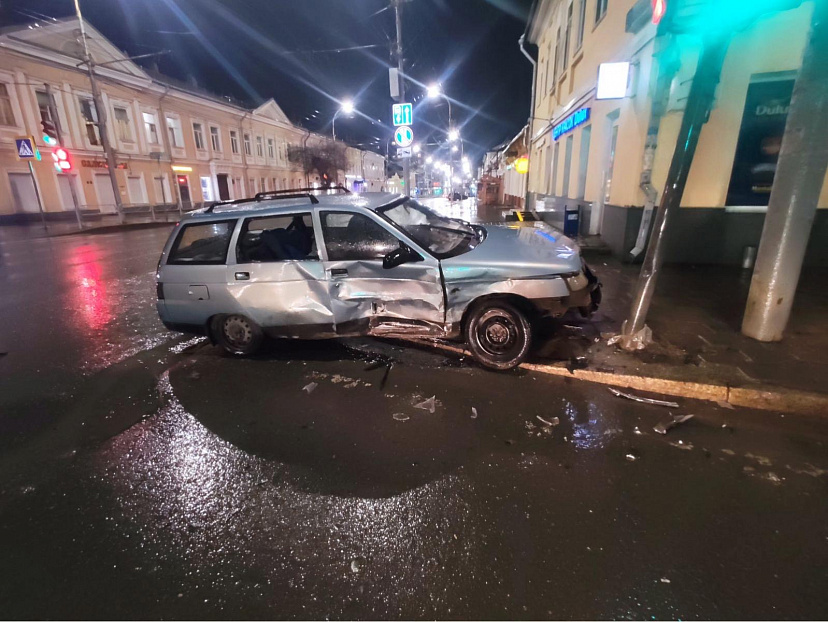 В ночном столкновении легковушек на Мичурина ранены двое
