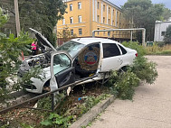 Два человека пострадали в протаранившей забор «Ладе» в Саратове