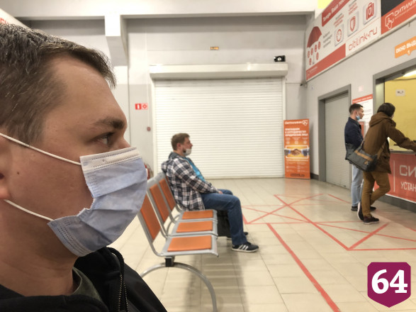 Жители Саратова начали носить маски в общественных местах