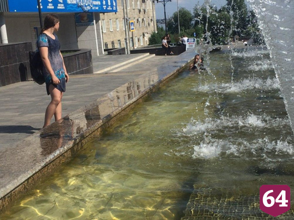 Жители Саратова в жару купаются в фонтанах с собаками