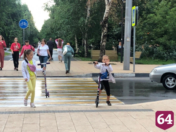 Жители Саратова после дождя вышли гулять без масок