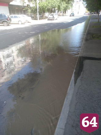 Центр Саратова залило водой из-за коммунальной аварии