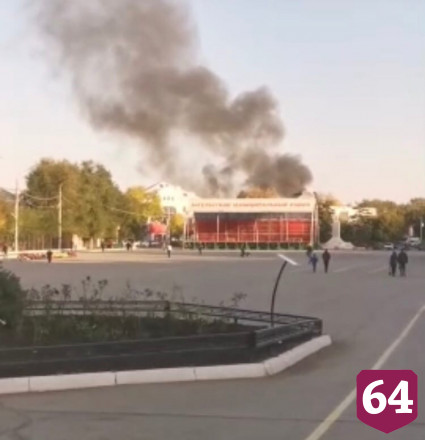 Пожарные отбивали от огня нежилой дом в центре Энгельса