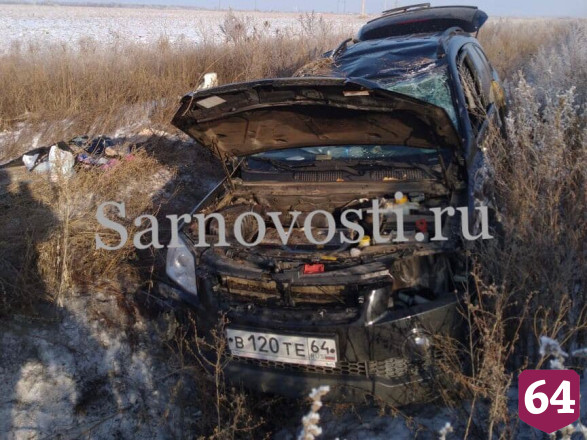 Под Саратовом в ДТП с хлебным фургоном пострадали 3 человека 