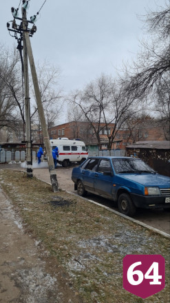 Скорая помощь застряла на дороге из-за коммунальной аварии