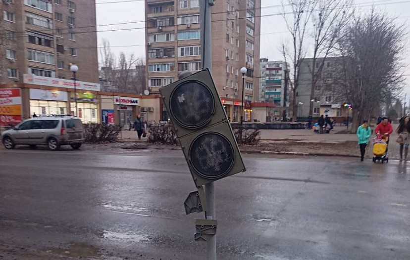 Вандалы сломали светофор в Балакове