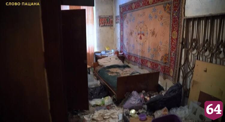 Саратовский школьник живет в забитой мусором квартире