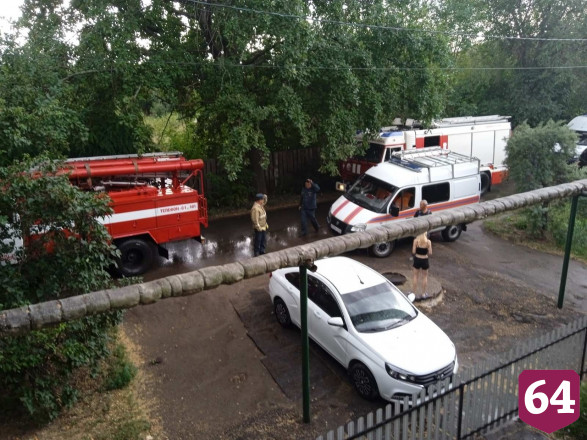 Под Саратовом жилой дом загорелся после удара молнии 