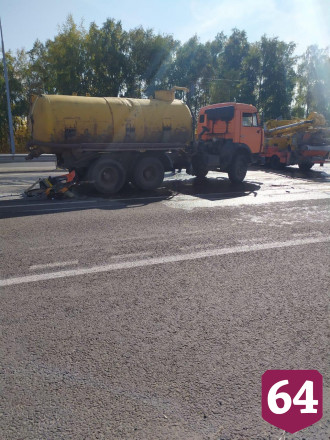 В Саратове грузовик отбросило в отбойник после ДТП