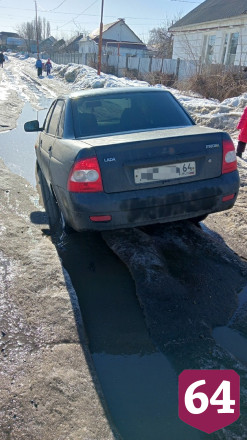 В Саратове несколько автомобилей провалились в дорожные ямы 
