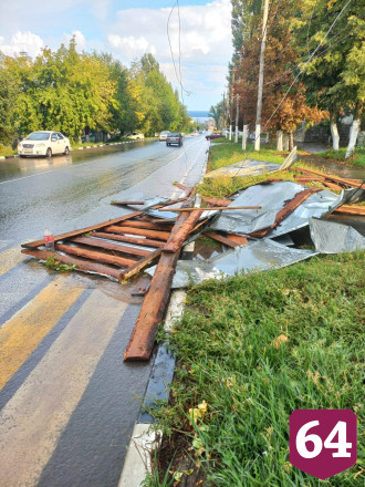 Ураган снес крышу налоговой инспекции в Саратовской области