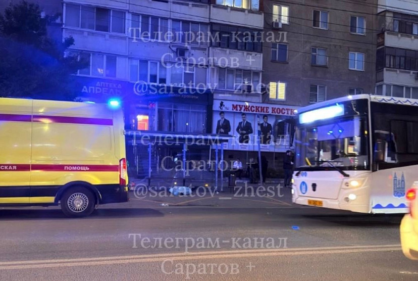 На остановке в Саратове скончался мужчина