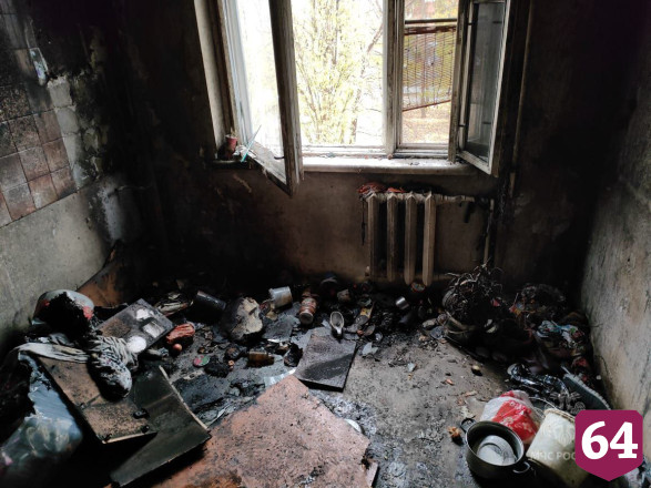 В Саратове пожарные спасли людей из задымленной квартиры