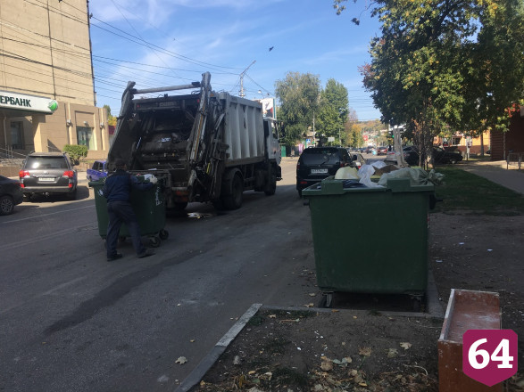 Чиновники заглянули в мусорные баки после жалоб саратовцев 