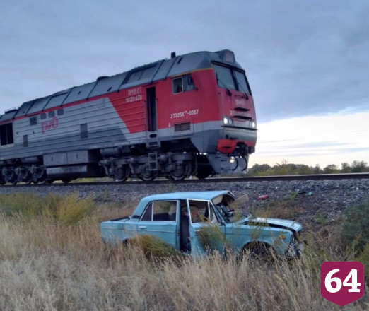 Под Саратовом грузовой поезд протаранил «Жигули» с молодым водителем
