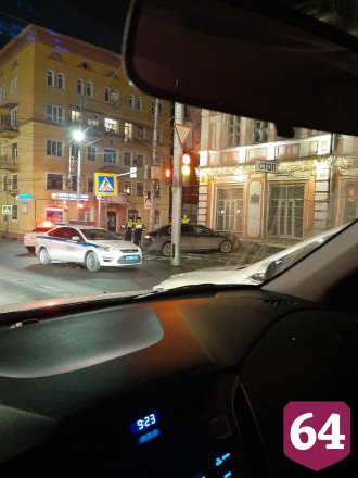 В центре Саратова автомобиль врезался в дом