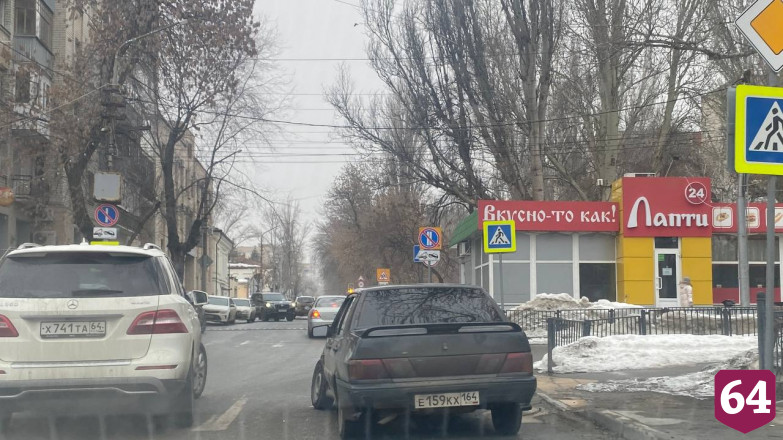 «Лада» угодила в яму и заблокировала движение в Саратове