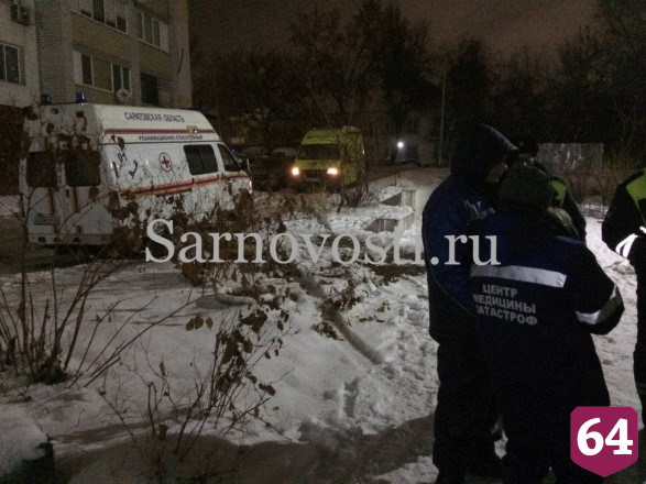 В Саратове неадекватный водитель иномарки сбил клумбы