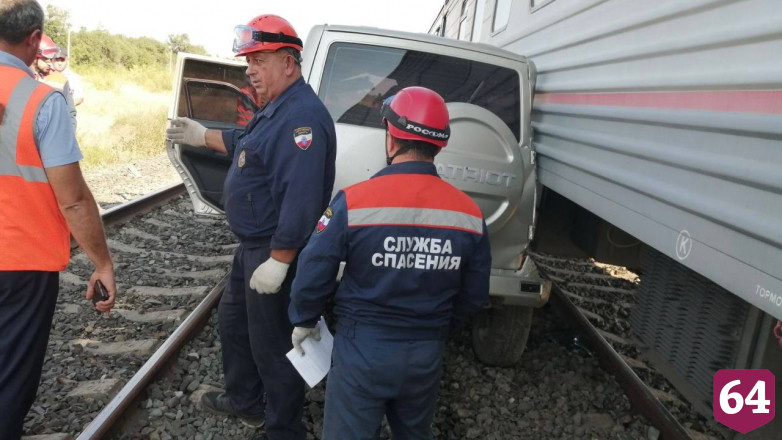 Три человека погибли во внедорожнике при столкновении с поездом под Саратовом