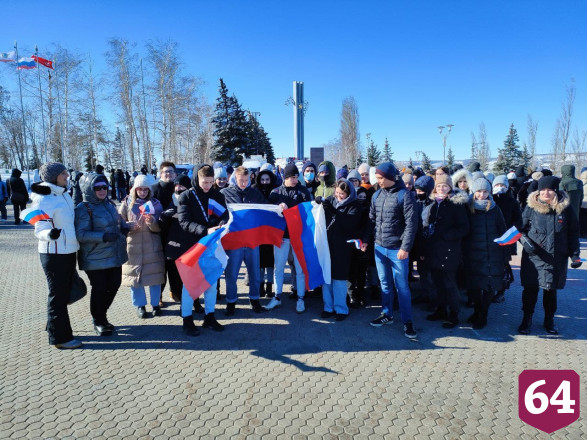 В Саратове студенты развернули 80-метровый флаг в поддержку президента