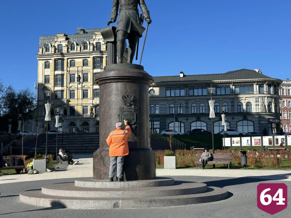 В Саратове с памятника Петру I убрали нецензурную надпись